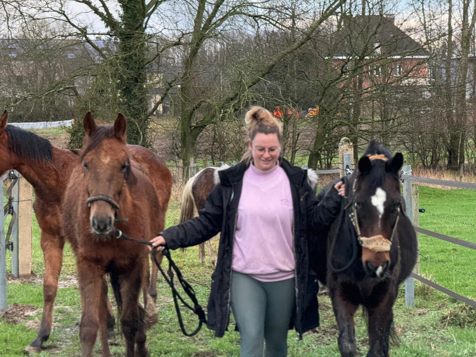 Kind op paard tijdens therapie