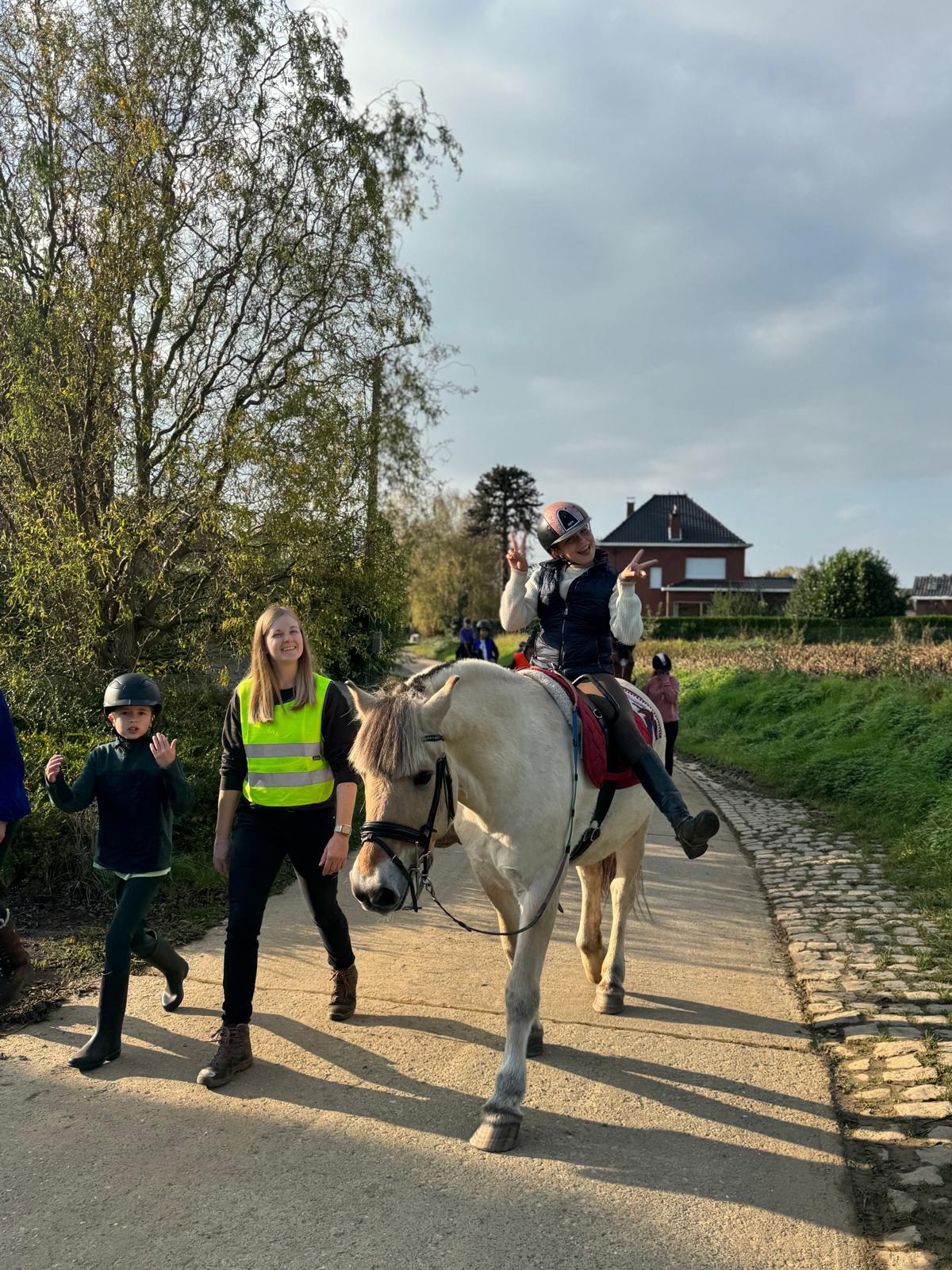 Jong persoon in interactie met paard